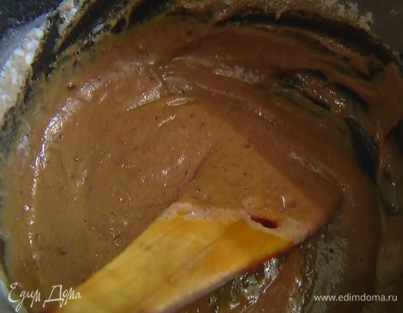 Всыпать 100 г пшеничной муки и еще раз перемешать.