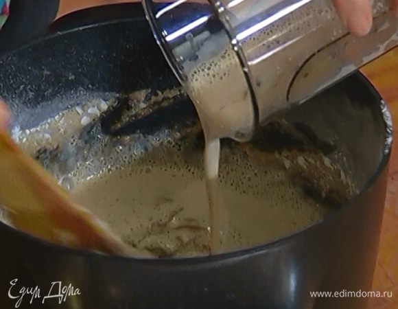 Желток соединить со сметаной и молоком, добавить мусковадо и взбивать миксером до полного растворения сахара. Затем добавить полученную массу в медовое тесто, перемешать.