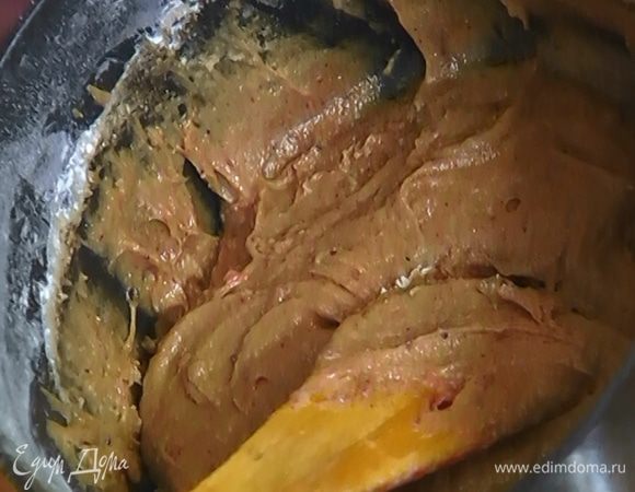 Оставшуюся пшеничную муку всыпать в тесто и вымешать его.