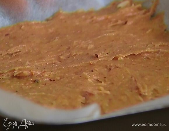 Небольшую форму выстелить бумагой для выпечки, равномерно распределить в ней тесто и отправить в разогретую духовку на 25–35 минут.