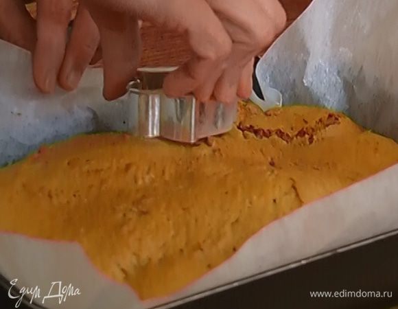 Фигурными формочками вырезать из готового пласта теста пряники. 