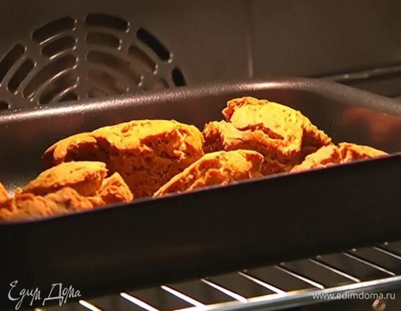 Вернуть пряники еще на 5 минут в духовку, чтобы у них подсушились и подрумянились бока.