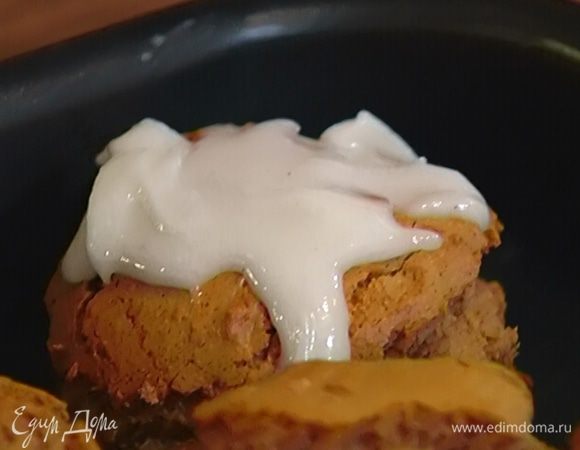 Приготовить глазурь, перемешав сахарную пудру с лимонным соком, и покрыть ею готовые пряники.