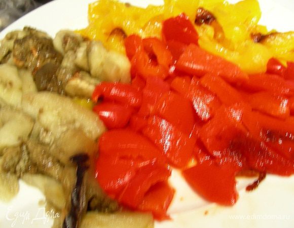 Баклажан и перец запекаем в духовке 200гр минут 30 до мягкости. Помещаем их в целлофановый пакет минут на 10, затем очищаем от кожуры. Баклажан режем кубиками, перец полосками. (В рецепте еще предлагается добавить в них 1 ч.л. масла от вяленых томатов, но я не стала этого делать).
