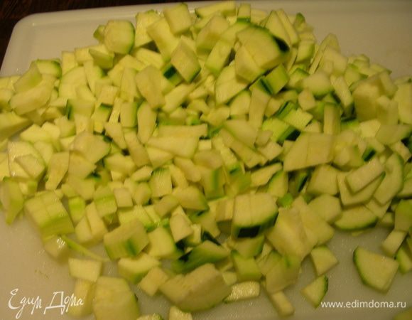 Цуккини режем мелкими кубиками и обжариваем на сильном огне 3-5 минут, добавив немного чеснока. Снимаем с огня, добавляем немного базилика и отставляем в сторону. 