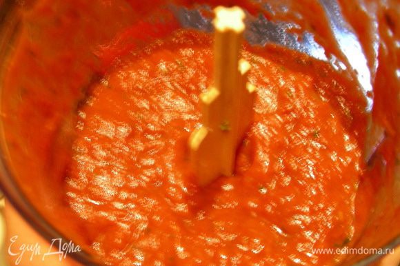 Вяленые томаты обсушиваем бумажным полотенцем от масла, помещаем их блендер и взбиваем вместе со стеблями базилика. Продолжая взбивать, добавляем понемногу томатный сок/томаты в собственном соку.