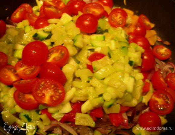 Все овощи выкладываем в сковородку, добавляем порезанные напополам черри и соус. Все прогреваем как следует. (В рецепте предлагают овощи немного остудить перед подачей и при необходимости слить лишний томатный сок; я этого не делала и подавала их горячими).
