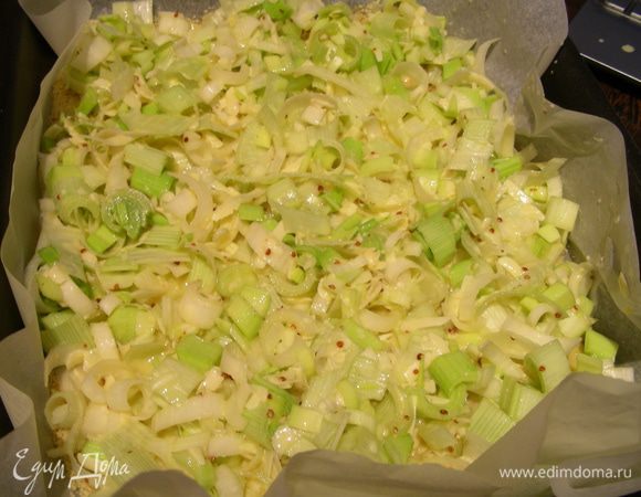 Берем довольно широкую форму для запекания или средний противень, выстилаем ее бумагой для выпечки. Выливаем яично-луковую смесь, сверху посыпаем панировочными сухарями. Выпекаем в духовке 180-200 гр до золотистого цвета. Это занимает минут 30.
