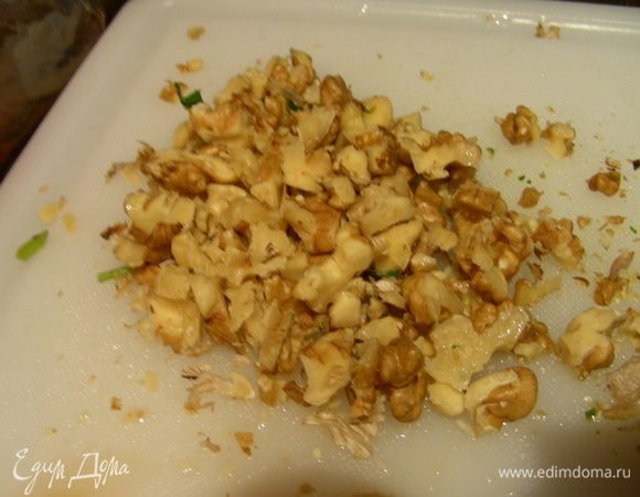 Рубим грецкие орехи.
