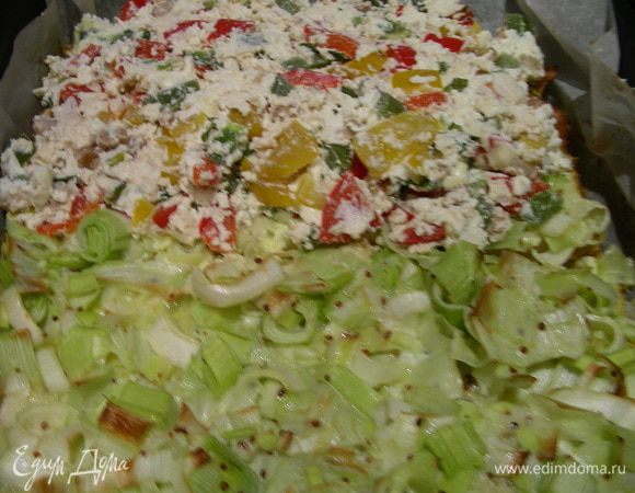 Когда запеканка-рулет готова, распределяем по ней начинку и заворачиваем в рулет. У меня она в рулет не завернулась, все норовила сломаться, поэтому я ее просто сложила вдвое (как сэндвич). Можно подавать сразу, а я ее еще немного прогрела в духовке, слегка посыпав пармезаном. 
