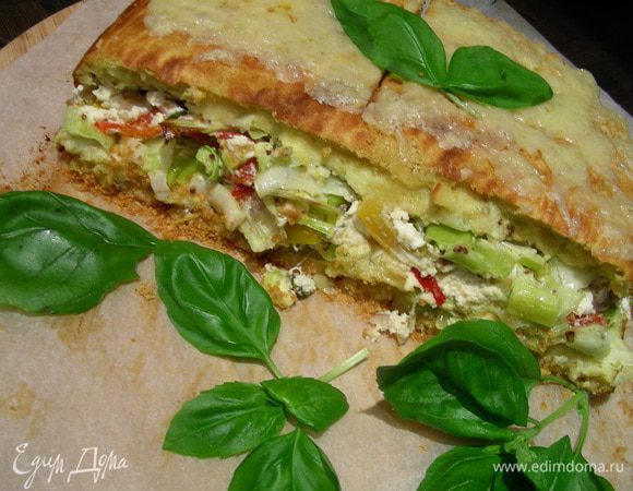 Разрезаем ее на порционные кусочки и подаем, украсив базиликом.Приятного аппетита))