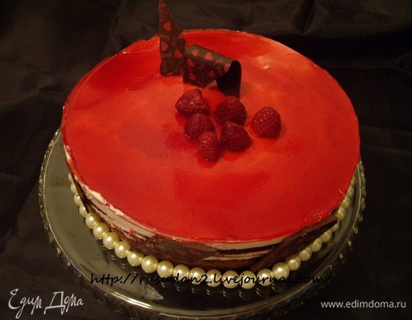 Бисквит:
Взбить белки до пик ,буквально по ложке подсыпая сахар-частями. Когда весь сахар всыпан не выключая миксер,добавить по одному все желтки.
Просеять в яичное тесто крахмал и муку, аккуратно перемешать силиконовой лопаткой.
Выкладывать в смазанную форму по 6-10ложек с горкой теста. (смотря какая форма) Разровнять и испечь, 2 бисквитных коржа. Нам нужен всего один бисквит.