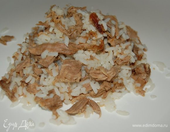 Добавить отварной рис, прогреть.