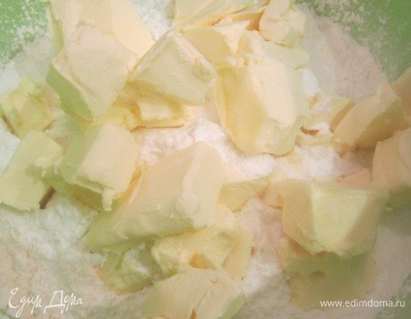 Просеять муку,добавить разоыхлитель,порезанное сл.масло., соль,