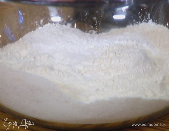 Оба вида муки соединить и перемешать с разрыхлителем, содой и солью.