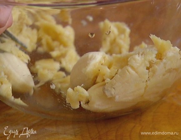 Бананы почистить и размять вилкой.