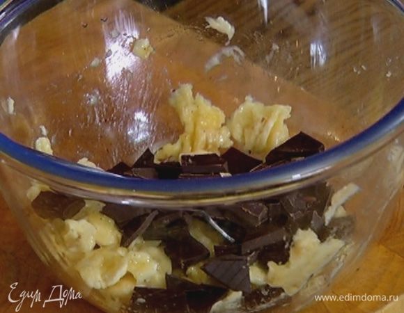 80 г шоколада поломать на небольшие кусочки и добавить к бананам.