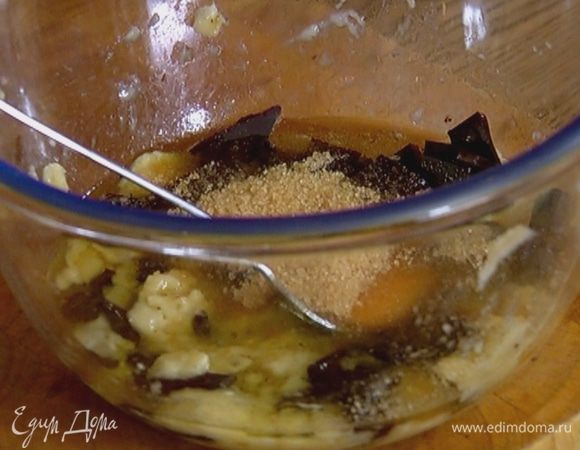 Влить 70 мл оливкового масла, 70 мл воды, добавить сахар, яйцо и перемешать.