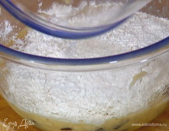 Всыпать муку с разрыхлителем и еще раз все перемешать (тесто не должно быть слишком однородным).