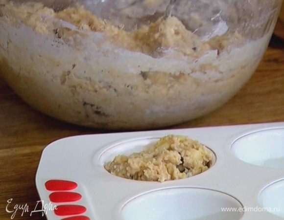 Формы для маффинов смазать оставшимся оливковым маслом и заполнить тестом.