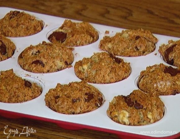 Выпекать маффины в разогретой духовке 25 минут.