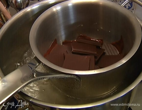Оставшийся шоколад соединить с медом и растопить на водяной бане.
