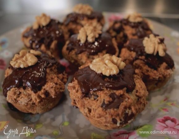 Готовые маффины слегка остудить, полить растопленным шоколадом с медом, украсить грецкими орехами.