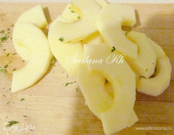 Яблоки и свеклу очистить и нарезать.