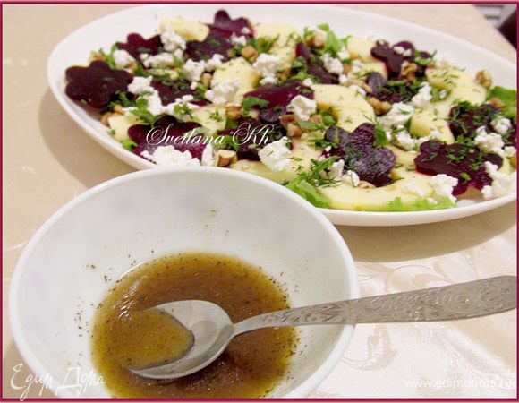 Для заправки смешать все составляющие. Полить салат.