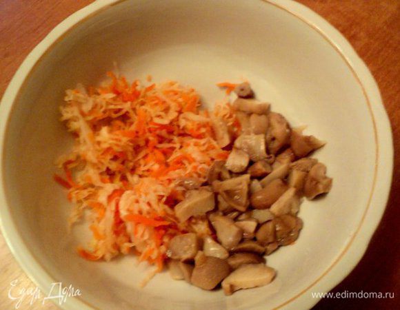 Квашенную капусту промыть, отжать. Маринованные грибы порезать соломкой, если крупные, если мелкие, то можно оставить целые. У меня были маринованные маслята, которые готовила сама.