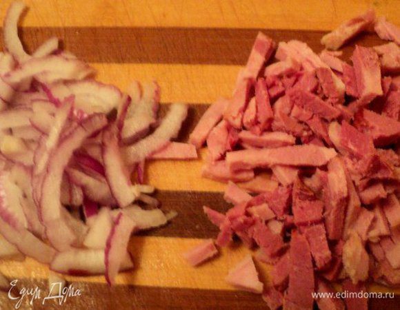 Ветчину нарезать соломкой, лук тоненько четверть кольцами.