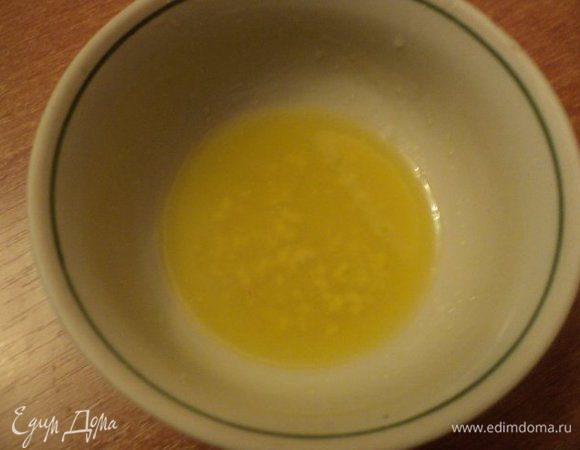 Для  заправки смешать лимонный сок с растительным маслом, сахаром, перцем,  солью по вкусу, и измельченным зубчиком чеснока.