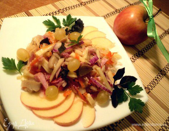 Смешать все ингредиенты салата, полить заправкой. При подаче украсить листиками базилика и петрушки. Приятного аппетита!