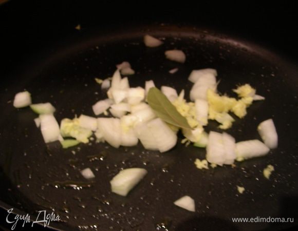 Разогреваем 1 - 2 ст. л. оливкового масла и обжариваем лук до прозрачности, добавив лавровый лист и имбирь. Я на этом же этапе добавила тмин и порошок чили (в оригинальном рецепте их добавляли в конце).
