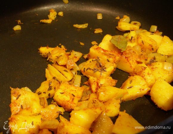 Добавляем манго и куркуму, солим по вкусу. Готовим на большом огне 3 минуты, помешивая, чтобы не подгорело.
