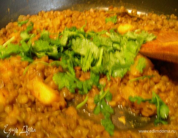 Добавляем чечевицу, зеленый чили, воды или бульона при необходимости и готовим 5 минут. Здесь чем больше жидкости Вы добавите, тем больше это будет похоже на суп. Я воды добавила совсем немного, и она у меня выпарилась, поэтому получилось густое блюдо из чечевицы. 
