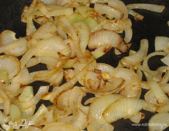 Делаем заготовки! Режем лук, как душе угодно, и обжариваем до золотистого цвета. Затем доводим его до кашеобразного состояния в измельчителе. Параллельно готовим фарш, прокрутив мясо 2 раза через мясорубку. Причина: блюдо получится нежнее, и консистенция будет более однородная.