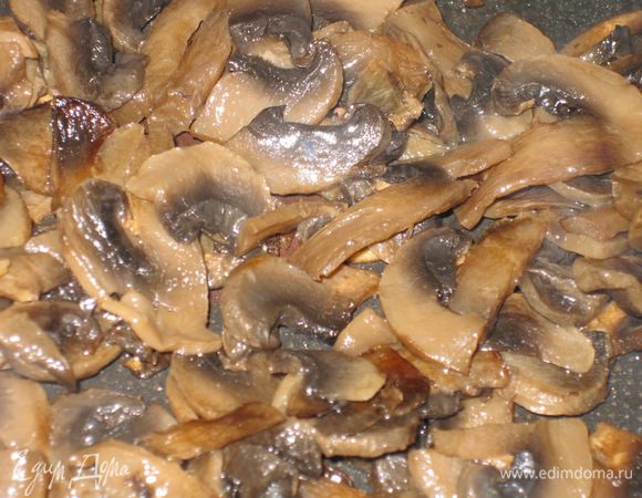 Занимаемся грибами! Безумно вкусно это блюдо с благородными грибами, но в этот раз у меня шампиньоны. Режем их тонкими слоями и обжариваем до готовности. Заготовки сделаны.