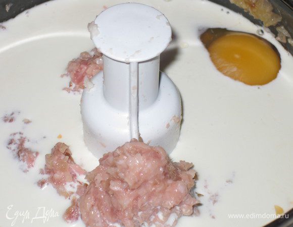 Начинаем собирать сам паштет. Фарш соединяем с луком в измельчителе и перемешиваем, затем добавляем сливки, яйцо, снова перемешиваем.