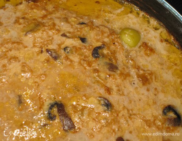 Разогреваем духовку до 200'C, размещаем там фарш на 35 минут и продолжаем заниматься гостями. По истечении времени достаем готовое блюдо, режем его порционно и угощаем родных и близких. Еще хорошо это блюдо тем, что есть его можно и просто так, без гарнира, но удачно с ним сочетаются и всевозможные легкие салаты, пример фруктового салата от автора привела выше, а так же смесь дикого риса с обычным длиннозерным.  