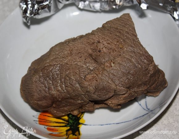 Мясо отварить,добавив специи,какие вы любите. Я такой кусок варю 40 минут с момента закипания. Остужаем мясо.