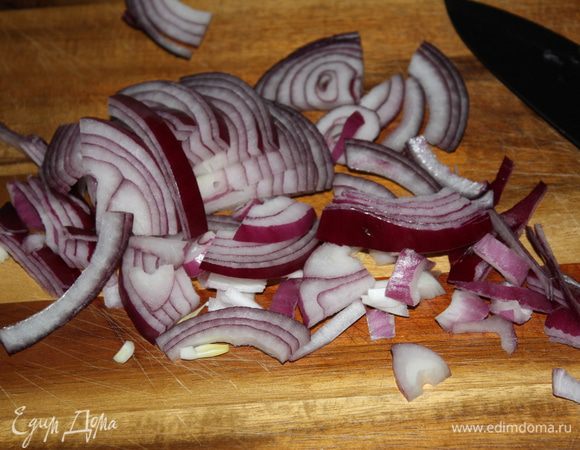 Лук нарезать соломкой или брусочками,как любите.