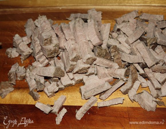 Мясо нарезать небольшими брусочками.