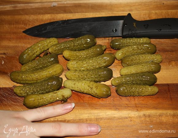 Обычно я беру 15 маринованных огурчиков примерно такого размера.