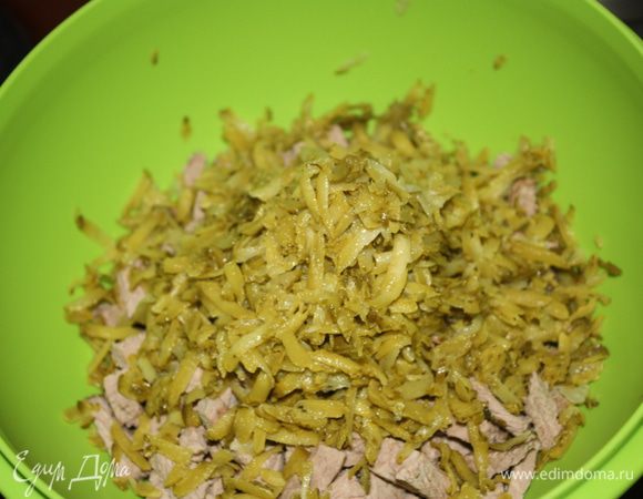 Натираем огурчики на крупной терке прямо в миску с мясом.
