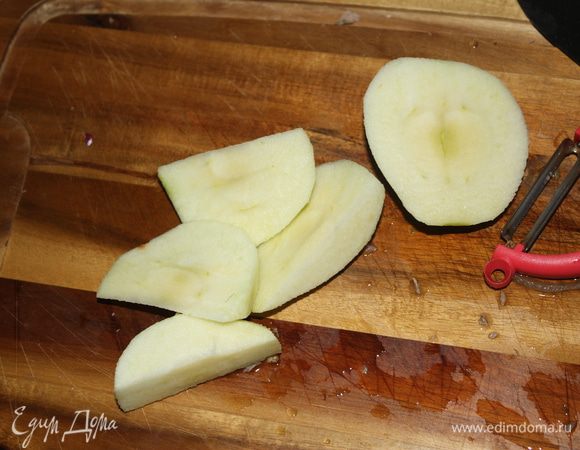 Яблоко почистить и удалить сердцевину.