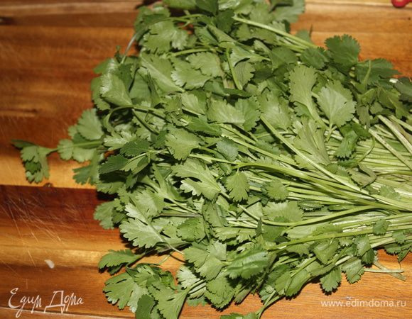 Кинзу моем,сушим и мелко-мелко рубим.