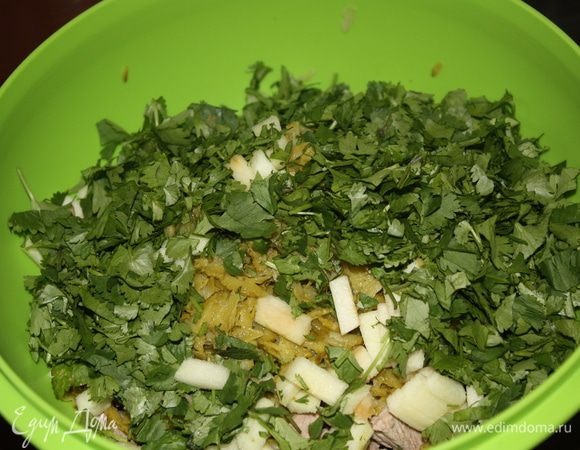 Все складываем в миску.И готовим заправку.