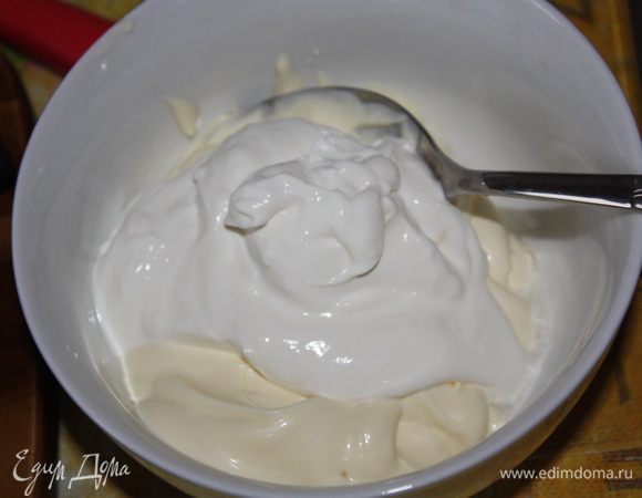 В миске смешиваем майонез и сметану.