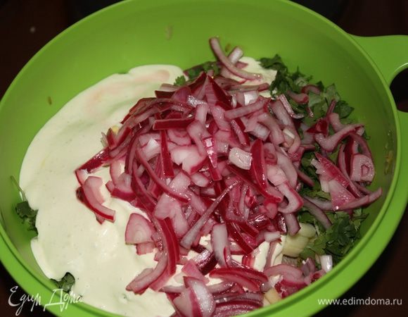 Добавляем маринованный лук и все перемешиваем тщательно. Ставим на пару часиков в холодильник,чтобы напитался.